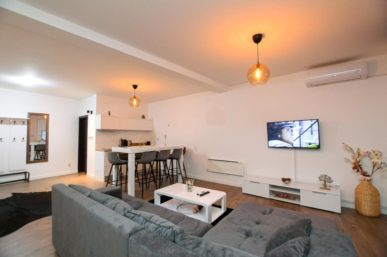 Central Apartments Кладово Екстериор снимка
