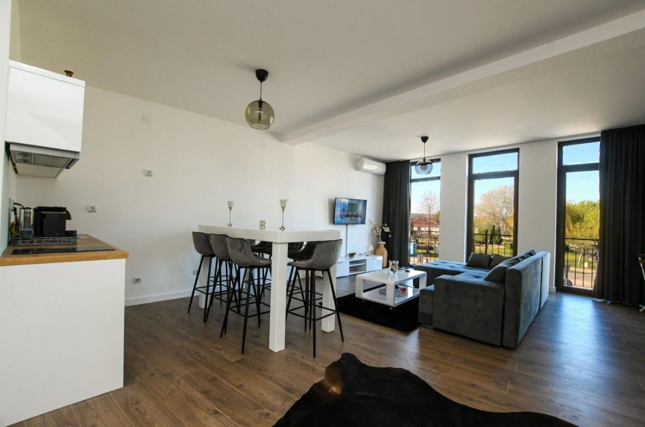 Central Apartments Кладово Екстериор снимка